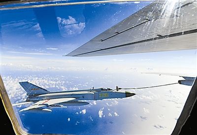 我軍殲8戰機空中加油