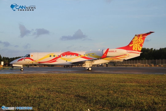 成龍私人專(zhuān)機“成龍號”順利空降新加坡航展