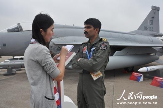 2012年11月15日下午,巴基斯坦空軍“黑蜘蛛”中隊首席飛行員 Ahsan上校在第九屆中國航展現場(chǎng)接受人民網(wǎng)英文記者朱蕤的采訪(fǎng)。 攝影:人民網(wǎng)阿文記者 翟轉麗