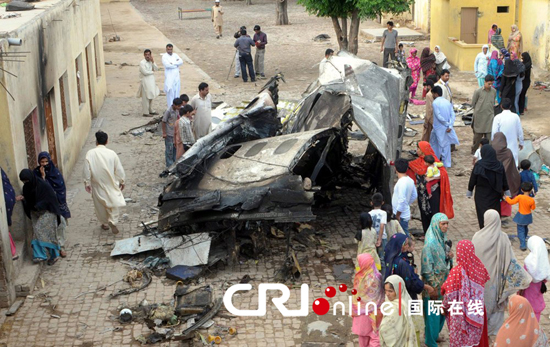 當地時(shí)間2012年4月22日,巴基斯坦民眾來(lái)到客機墜毀現場(chǎng)悼念遇難者(國際在線(xiàn)/CFP)